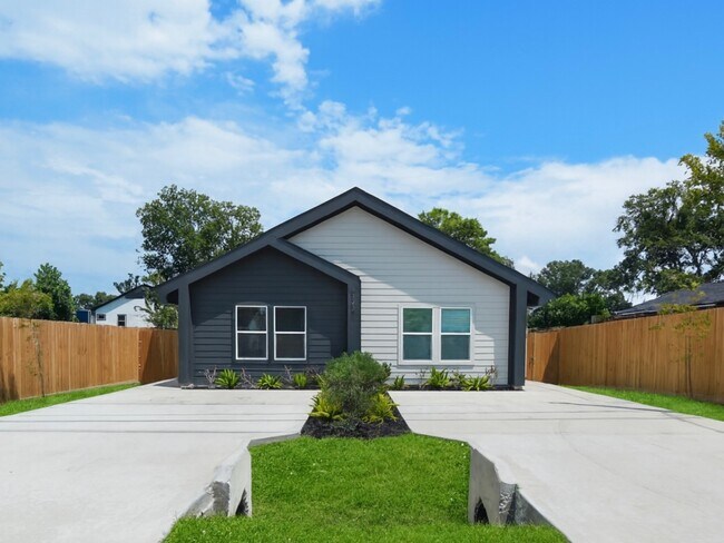 Building Photo - 8122 Double Rental