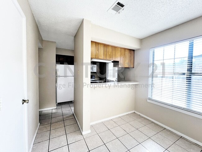 Photo - Lovely 2-Story 2/2.5 Condo in Denton For Rent!