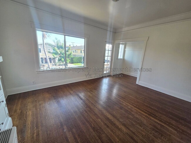 Photo - 336 W 9th St