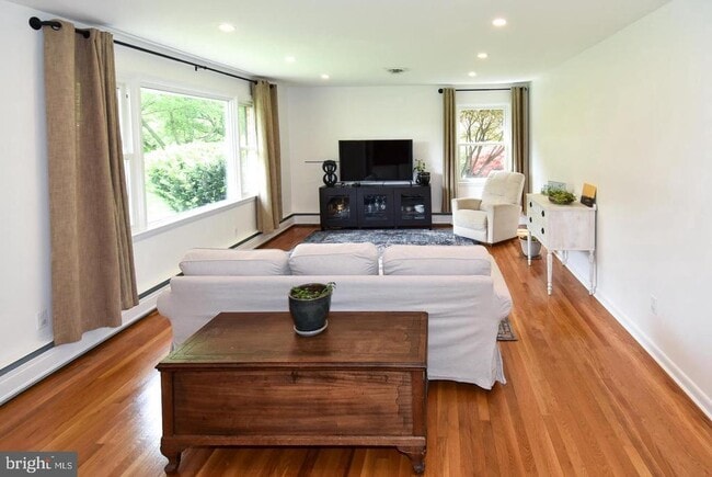 Photo - 2 Cinnamon Fern Rd