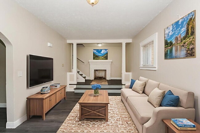 Photo - 1104 E 112th St