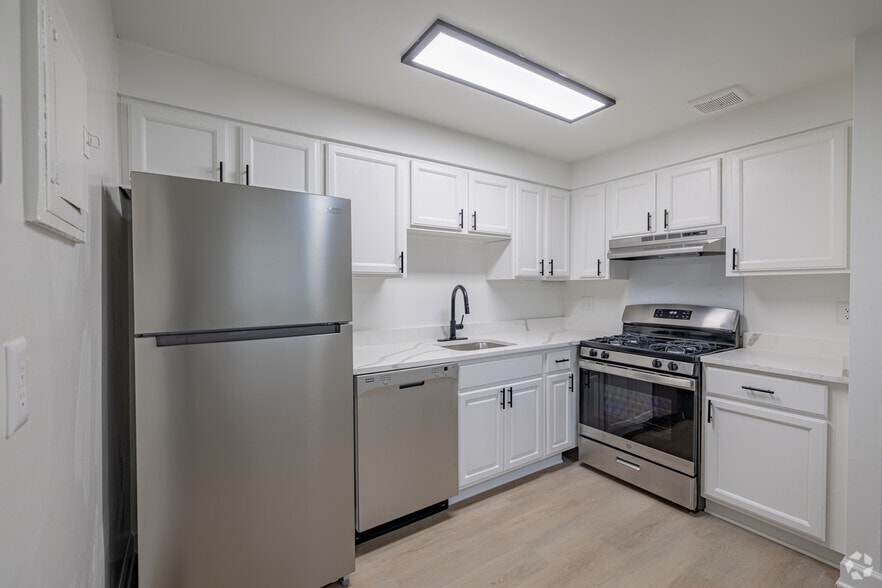 2BR, 1BA-723SF - Bristol - Kitchen