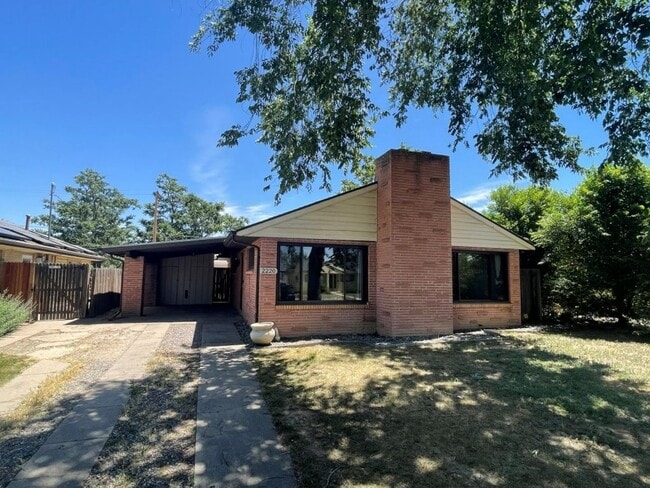 Building Photo - Spacious 3 bed/1 bath w/W/D and 2 car garage