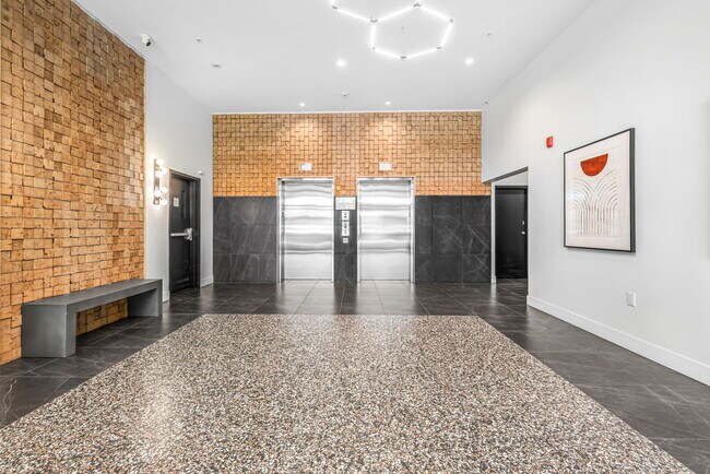 Photo - Bright Beautiful Corner Suite at Clyde – S... Unit 305