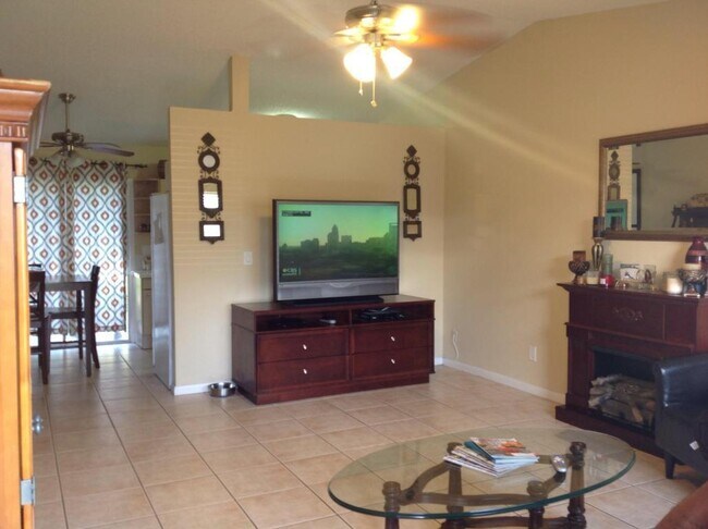 Photo - Beautiful 2/1 with fenced backyard