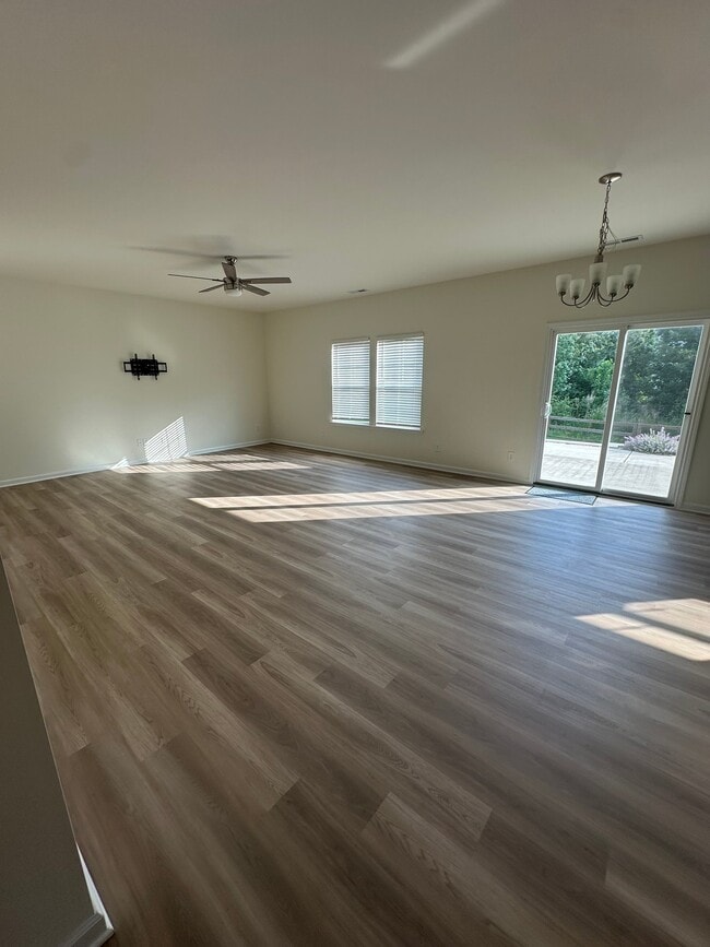 Photo - 423 Bassett Ln
