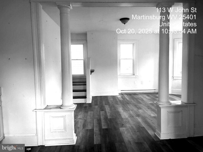 Photo - 113 W John St