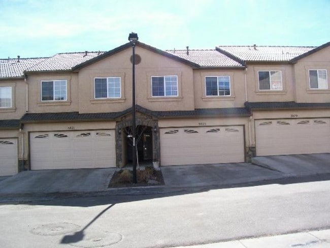 Building Photo - Townhome