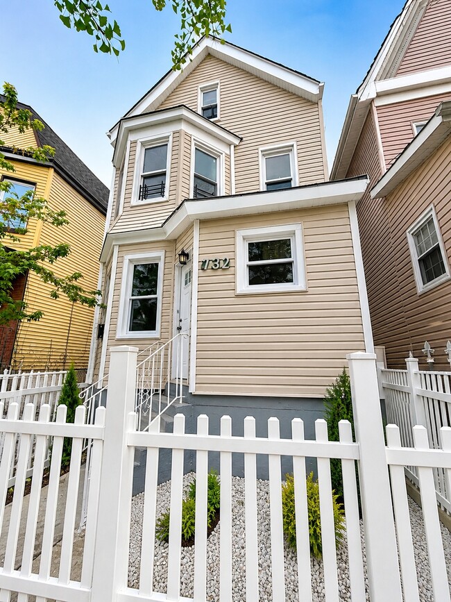 EXTERIOR - MAIN - 732 S 15th St Unit APT 2