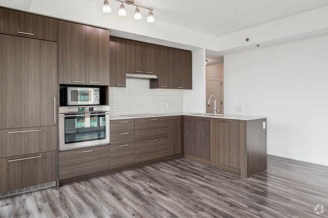 2BR, 2BA - 953SF - Kitchen