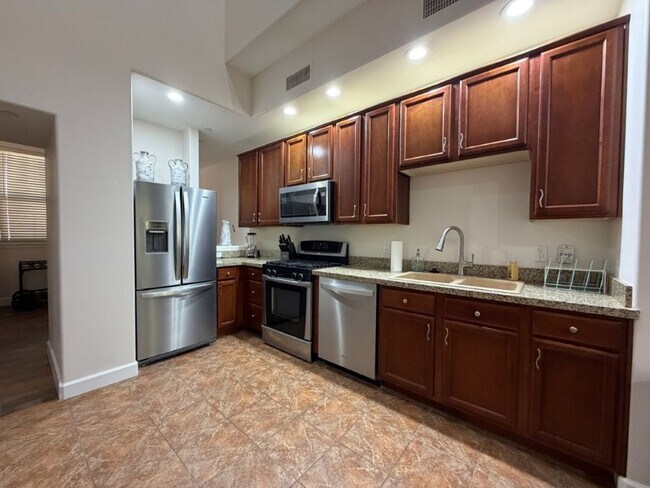 555 W 6th St