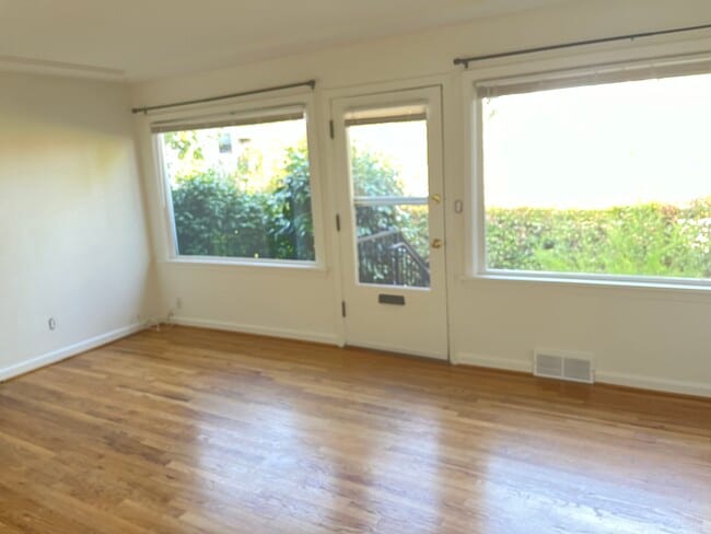 Living Room - 13-15 SW Bancroft St Unit 15