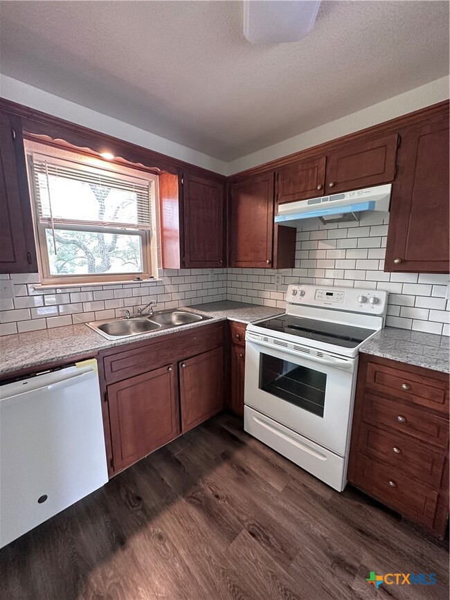 Photo - 1417 Janet Ln