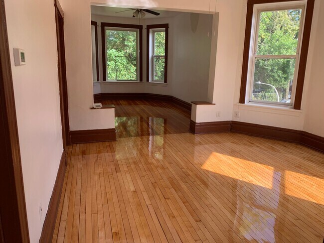 Building Photo - 1138 N Hamlin Ave Unit 2