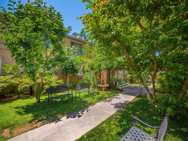 1136-1160 N. El Centro Ave