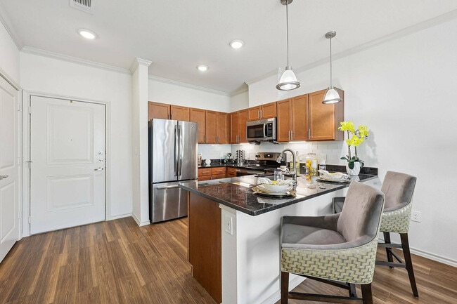 Reciba a sus amigos y familiares con estilo en una espaciosa isla de cocina en McDermott 55. - McDermott 55