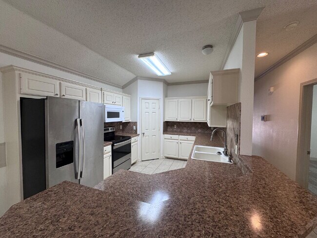 Photo - Charming & Spacious Garden Home Located In Highland Gardens!