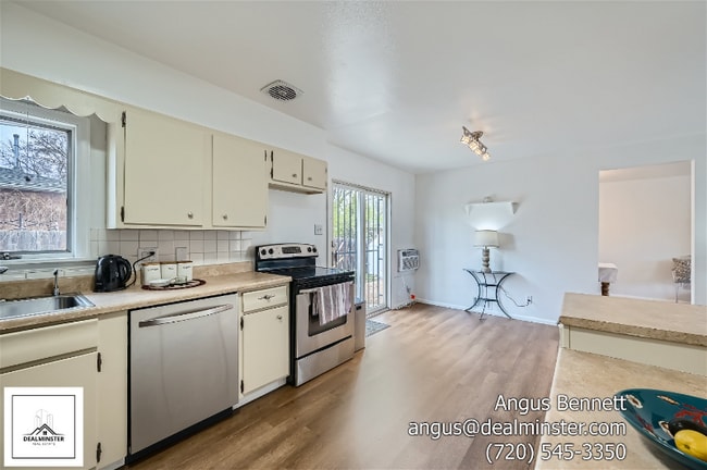 Photo - 6596 Iris Way