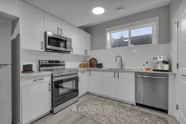 Building Photo - 11329-11126 126 St NW Unit Bsmt