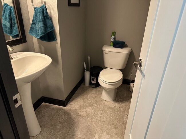 Half bath - 440 3rd Ave
