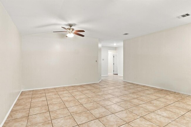 Photo - 338 Oxford Dr
