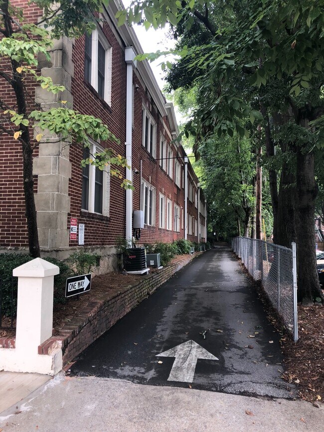 1 Bedroom/ 1 Bath Condo in Great Location House Rental in Atlanta