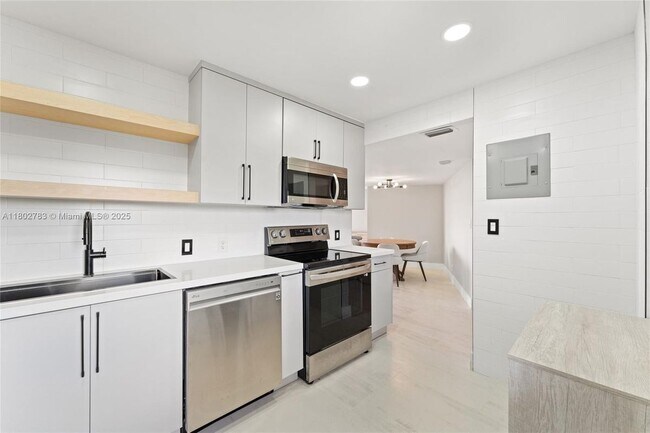 Building Photo - 3301 N Country Club Dr Rental