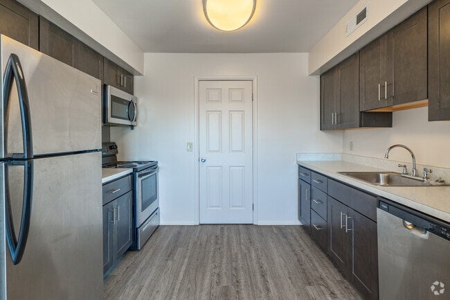 2BR, 1BA - 775SF - Kitchen