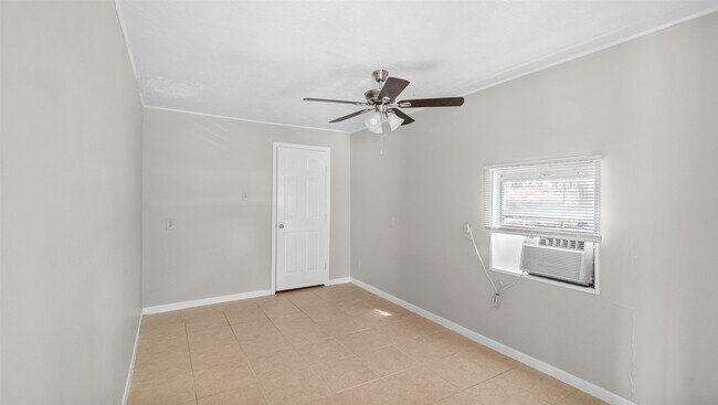 Building Photo - 905 St Lawrence River Rd