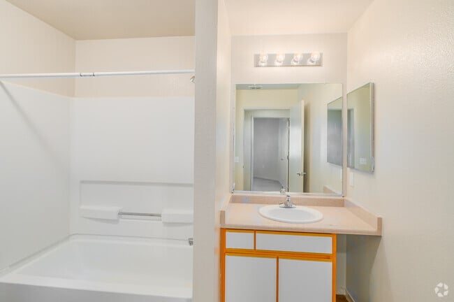 1BR, 1BA - 645SF - Bathroom