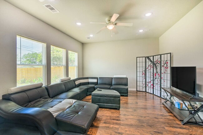 Building Photo - 3510 Oleander Ave