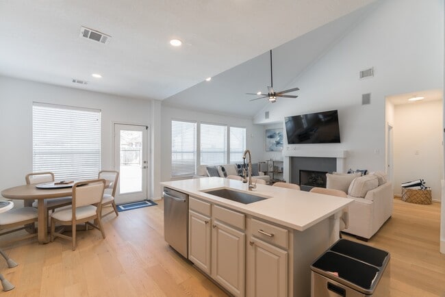 Building Photo - 135 S Rocky Point Cir