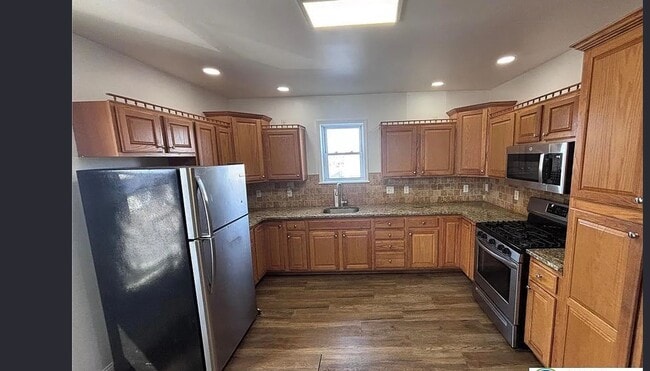 Building Photo - Spacious 3-Bedroom Apartment with Parking Limited-Time Offer!