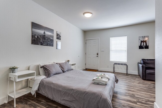 Photo - 735 W 10th St Unit A