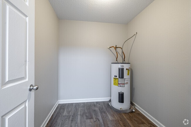 2BR, 1BA - 977SF - Pantry