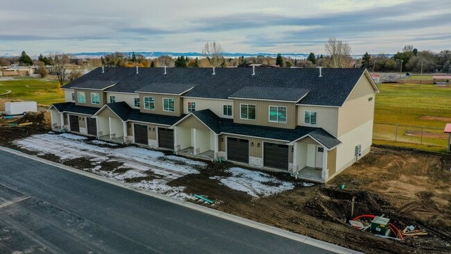 Building Photo - MODERN 3 BED 2.5 BATH TOWNHOME IN SAINT ANTHONY