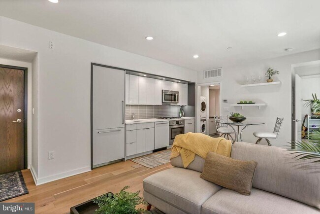 Photo - 129 W St NW Unidad 204