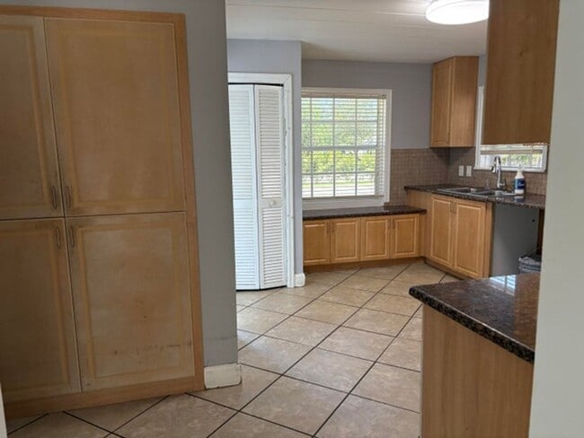 Building Photo - 202 Palm Ct