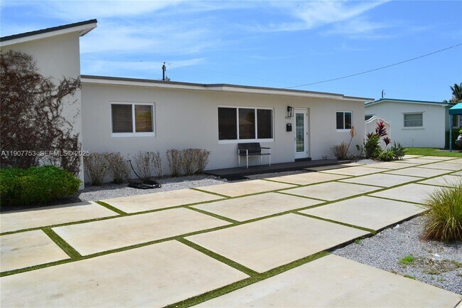 Building Photo - 3221 SW 93rd Pl