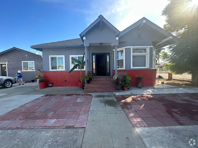 Building Photo - 1606 E San Fernando St Rental