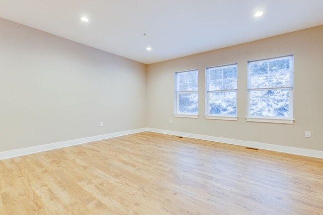 Photo - 3 Bedroom End Unit Townhouse - Franklin Regional School District - AVAILABLE IMMEDIATELY