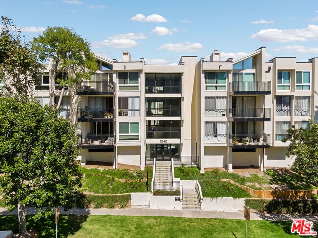 Building Photo - 1340 S Beverly Glen Blvd Unit 102 Rental