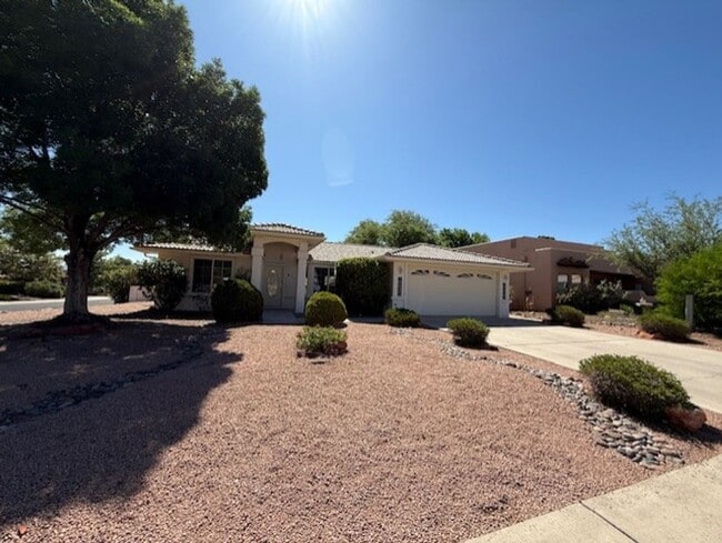 Building Photo - Occupied Do Not Disturb Tenant 3 Bedroom Plus Den & 2 Bath home Contact Property Pros Property Ma...