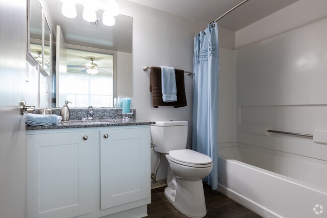 2BR, 2BA - 935SF