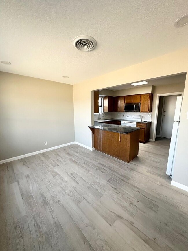 Photo - 3 Bedroom 2 Bathroom Available ASAP!