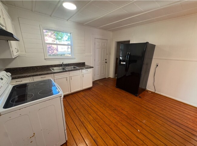 Photo - 320 W College St