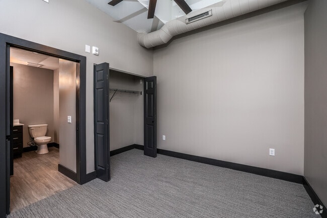 1BR, 1BA - 650 SF - The Penthouse Davenport