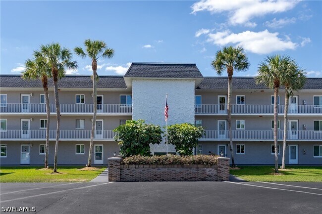 Building Photo - 5515 Rattlesnake Hammock Rd Unit 205