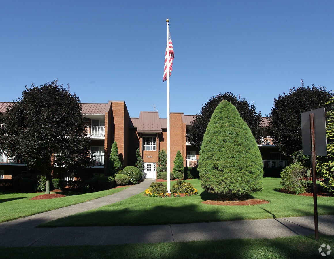 Photo - Diplomat Apartments