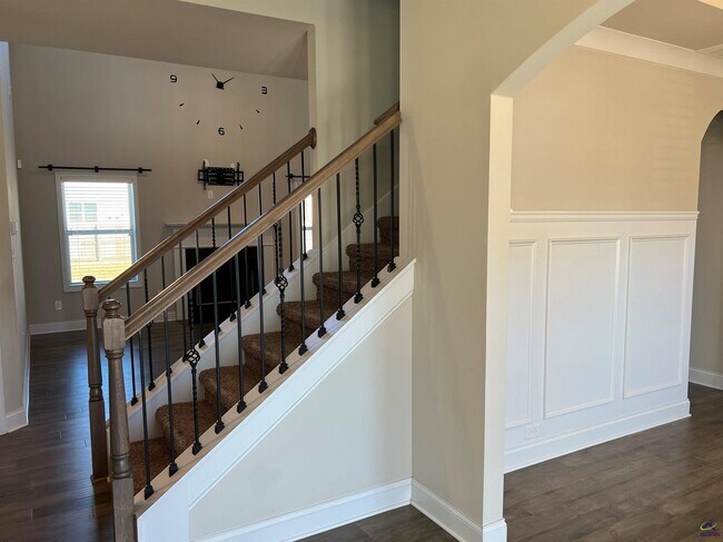 Photo - 105 Lacey Oak Ln